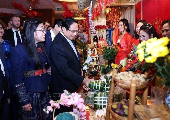 Prime Minister Pham Minh Chinh and his spouse visits a Tet booth of the Vietnamese community at the event (Photo: VNA)