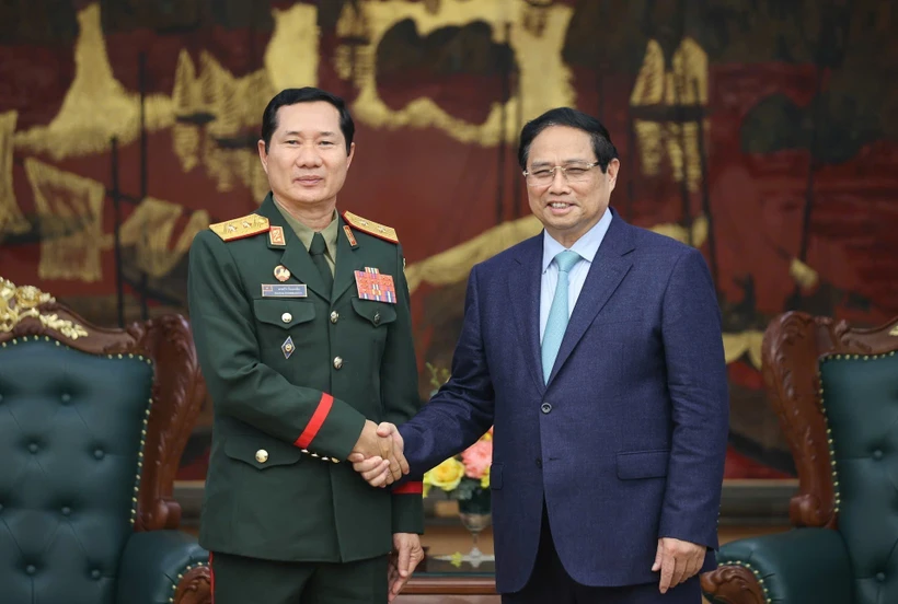 PM Pham Minh Chinh (R) and Lao Deputy Minister of National Defence and Chief of the General Staff of the Lao People’s Army (LPA) Lieut. Gen. Saichay Kommasith. (Photo: VNA)