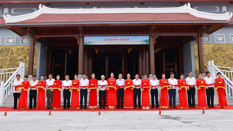 National Assembly Chairman Tran Thanh Man joins the ribbon-cutting ceremony to inaugurate the memorial site dedicated late Party General Secretary Le Duan in Trieu Thanh commune, Trieu Phong district, Quang Tri province. (Photo: VNA)