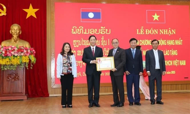 Champasak province delegation hands over the first-class Labour Order from the President of the Lao People’s Democratic Republic to Quang Tri province. (Photo: VNA)