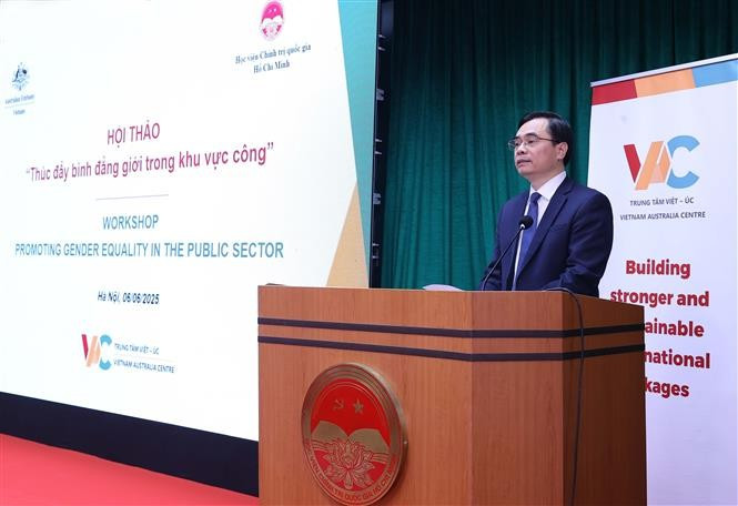  Vice President of the Ho Chi Minh National Academy of Politics Duong Trung Y speaks at the event. (Photo: VNA)