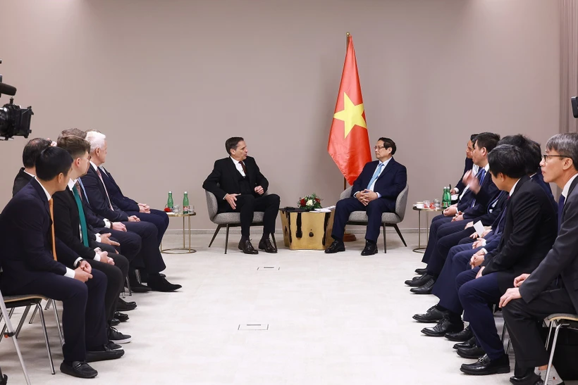 In the meeting between PM Pham Minh Chinh and Klaus Zellmer, Chairman of the Board of Management of Skoda Auto. (Photo: VNA)