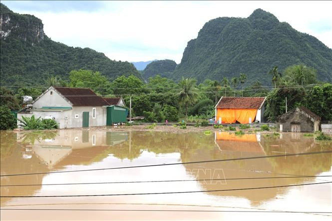 Many homes in Con Cuong (Nghe An) are submerged and cut off by floodwater on July 23. (Photo: VNA)