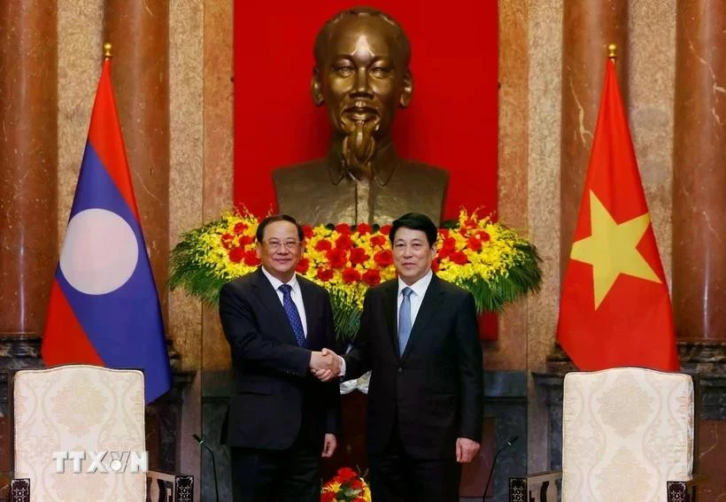 State President Luong Cuong (right) receives Prime Minister of Laos Sonexay Siphandone on the sidelines of the fourth P4G Summit in Hanoi on April 17, 2025. (Photo: VNA)