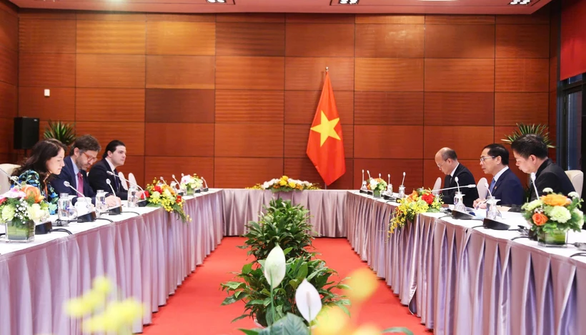 Deputy Prime Minister and Minister of Foreign Affairs Bui Thanh Son receives Colombian Vice Minister of Foreign Affairs for Multilateral Affairs Mauricio Jaramillo Jassir in Hanoi on April 17. (Photo: The Courtesy of Ministry of Foreign Affairs)
