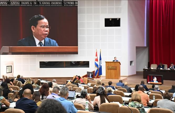 Deputy Prosecutor General Lieut. Gen. Ta Quang Khai presents his presentation (Photo: VNA)