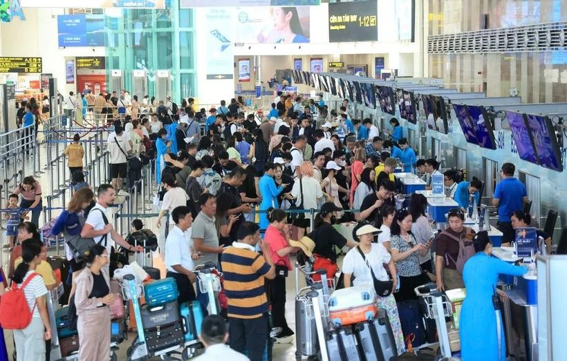 The aviation sector records strong growth in passenger and cargo transport during the April 30–May 1 holiday. (Photo: VietnamPlus)