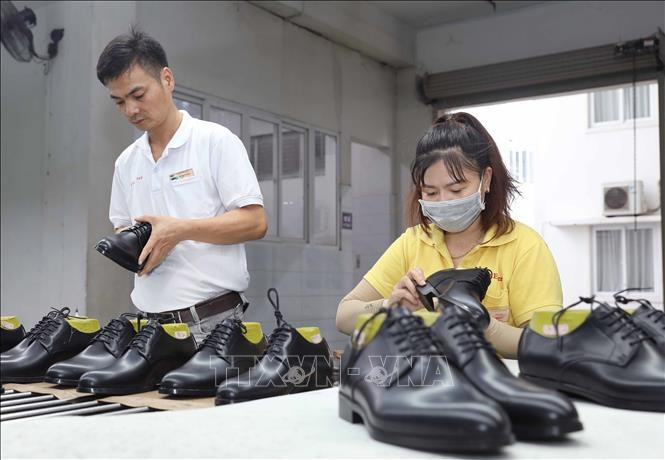 Workers complete the final stages before packaging products at Vien Thinh Shoe Company in Long Hau Industrial Park in Tay Ninh province. (Photo: VNA)