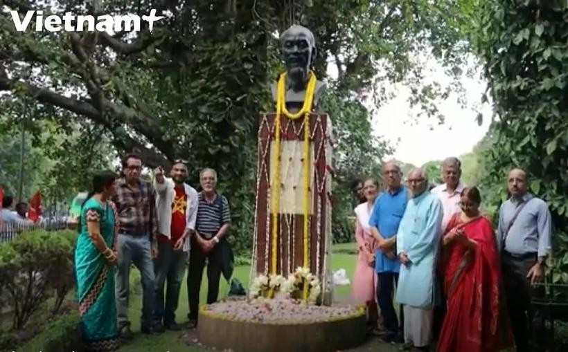 The Indo-Vietnam Solidarity Committee (IVSC) holds a flower-offering ceremony at the Ho Chi Minh Monument in Kolkata city, the capital of West Bengal state, Northeast India, on May 19. (Photo: VNA)