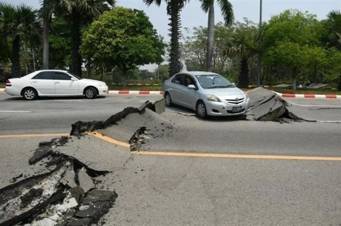 A damaged road in Naypyidaw on March 28 after an earthquake hits central Myanmar (Photo: France 24/VNA)