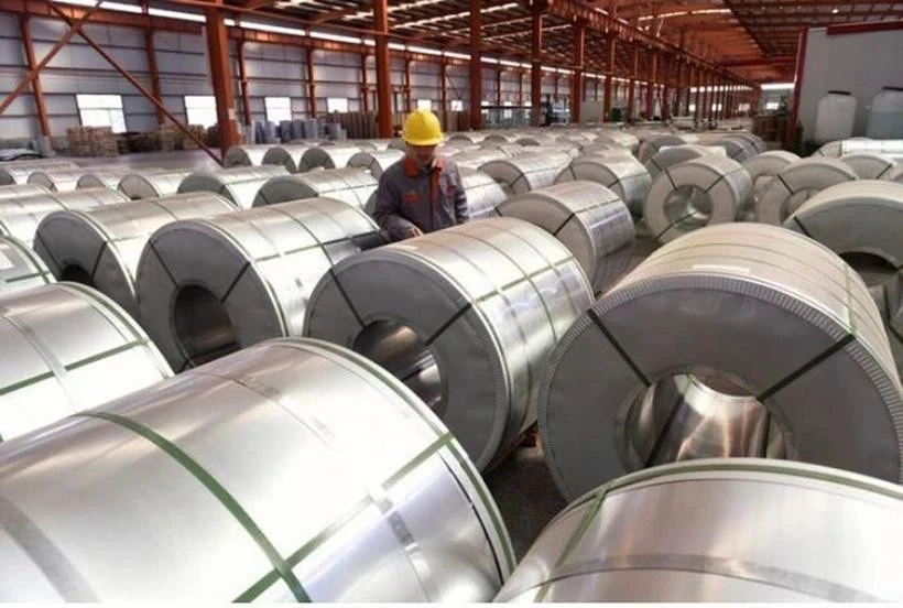 Workers inspect aluminum coils at a warehouse in an industrial zone in Shandong province, China. (Source: REUTERS/VNA)