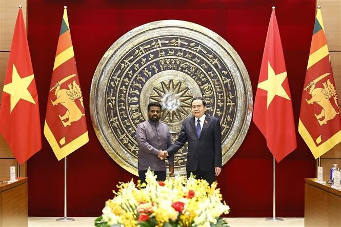 National Assembly Chairman Tran Thanh Man (R) welcomes Sri Lankan President Anura Kumara Dissanayaka in Hanoi on May 5 (Photo: VNA)
