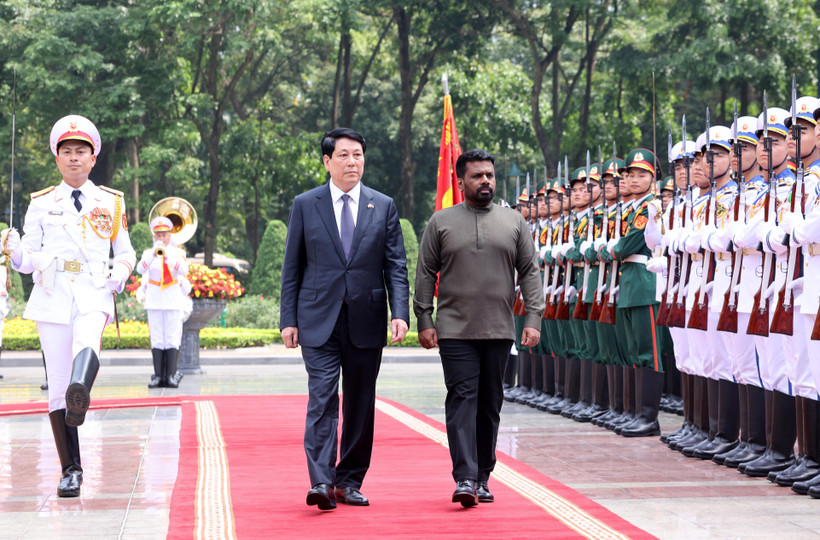 State President Luong Cuong (L) and Sri Lankan President Anura Kumara Dissanayaka review the guard of honour of the Vietnam People’s Army at the ceremony on May 5. (Photo: VNA)