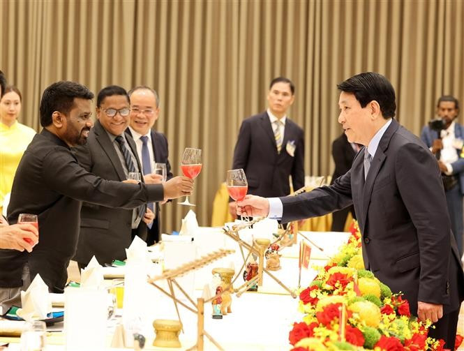 Vietnamese President Luong Cuong (right) and Sri Lankan President Anura Kumara Dissanayaka toast at the state banquet in Hanoi on the evening of May 5. (Photo: VNA)
