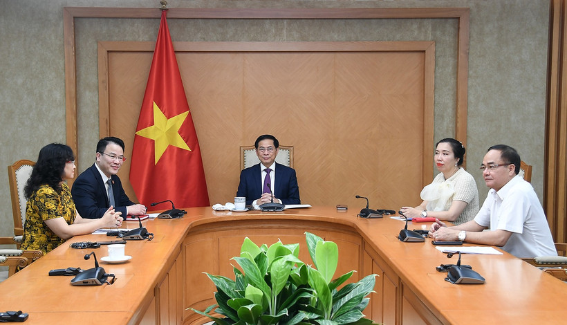 Deputy Prime Minister Bui Thanh Son (C) holds a phone call with Kaja Kallas, Vice President of the European Commission and EU High Representative for Foreign Affairs and Security Policy (Photo: VNA)