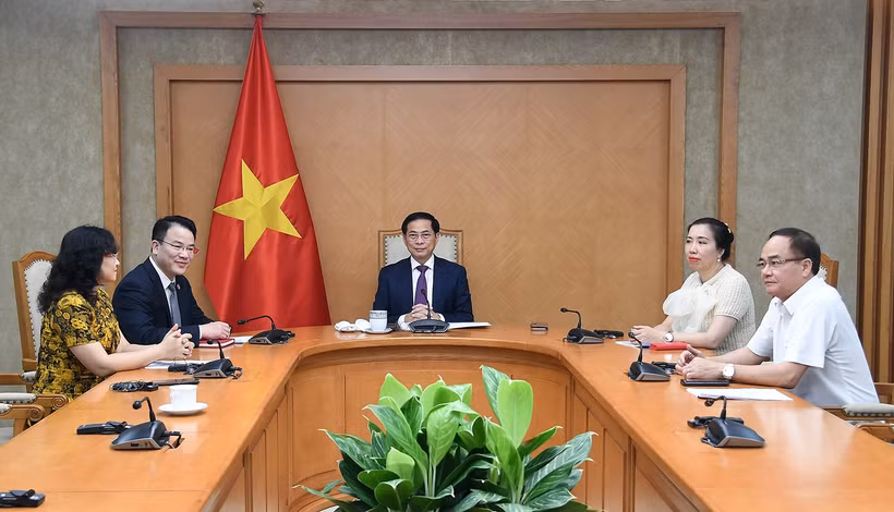 Deputy Prime Minister Bui Thanh Son (C) holds a phone call with Kaja Kallas, Vice President of the European Commission and EU High Representative for Foreign Affairs and Security Policy (Photo: VNA)