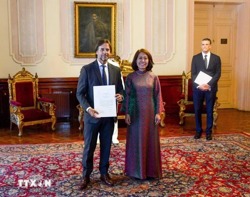 Vietnamese Ambassador to Argentina and Uruguay Ngo Minh Nguyet (right) presents her credentials to Uruguayan President Luis Lacalle Pou. (Photo: Uruguay Presidential Palace)