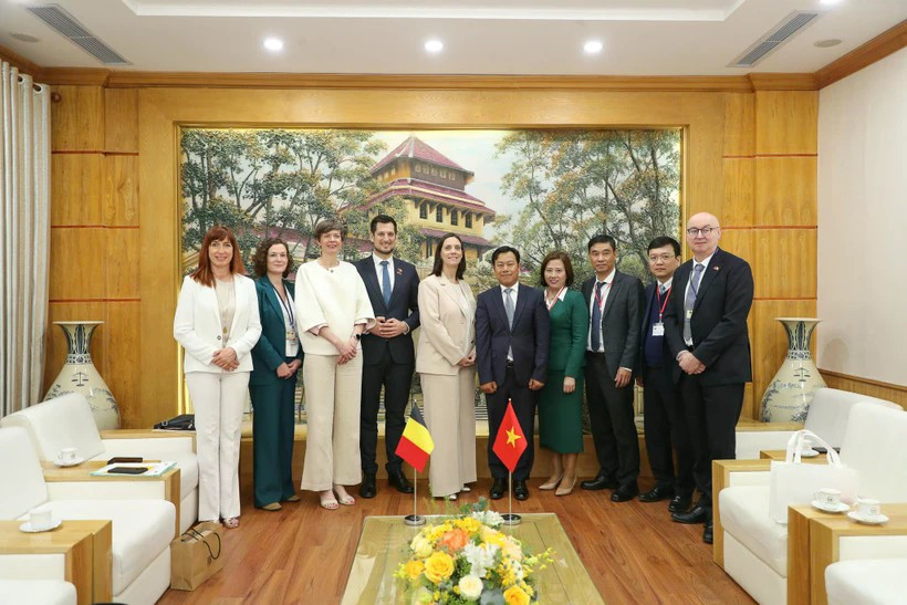 VNU-Hanoi President Le Quan informs the Belgian Ministers-Premiers about some outstanding results of cooperation between the university and Belgian partners as well as cooperation prospects in the fields of new technology and innovation. (Photo: vnu.edu.vn)