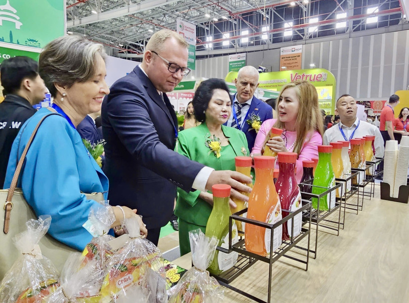 Representatives of domestic and foreign business associations visit a booth at Vietfood & Beverage – Propack Vietnam 2025. (Photo: VNA)