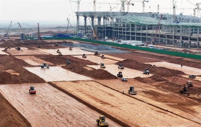 Workers give up their Tet holiday to work at Long Thanh International Airport's construction site. (Photo: VNA)