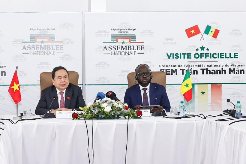 Chairman of the Vietnamese NA Tran Thanh Man (L) and President of the Senegalese NA Malick Ndiaye at their talks in Dakar on July 23 (Photo: VNA)