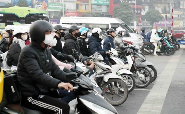 Drivers in Hanoi adhering to traffic light regulations on January 1. (Photo: VNA)