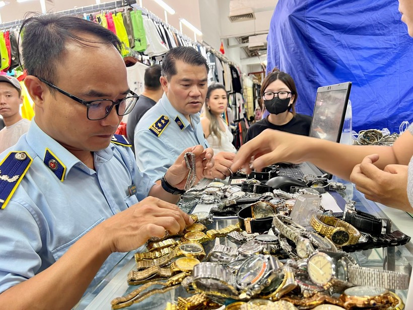 Officials from the Domestic Market Management and Development Department under the Ministry of Industry and Trade conduct direct inspections of “hotspots” for smuggling and counterfeit goods. (Photo: VietnamPlus)