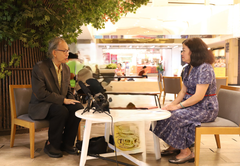 Thai scholar Kavi Chongkittavorn (left) in an interview granted to the Vietnam News Agency ahead of Thai Prime Minister Paetongtarn Shinawatra’s official visit to Vietnam. (Photo: VNA)
