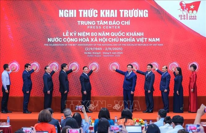 Participants at the inauguration ceremony of the press centre in Hanoi on August 26. (Photo: VNA)