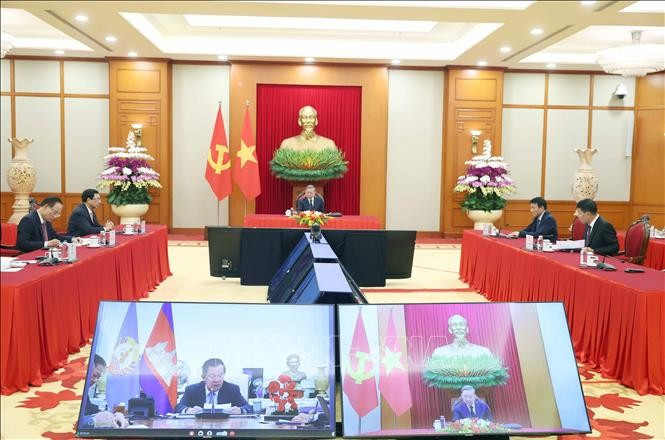 General Secretary of the Communist Party of Vietnam Central Committee To Lam holds phone talks with President of the Cambodian People’s Party (CPP) Hun Sen (Photo: VNA)