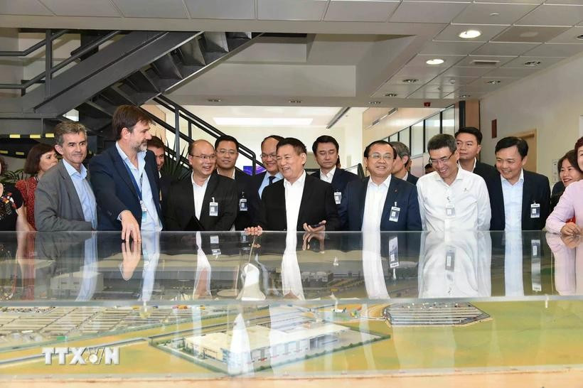 Representatives of the Airbus plant in Seville introduce scale of the plant to Deputy Prime Minister Ho Duc Phoc (fourth, left, first row) and the Vietnamese delegation. (Photo: VNA)