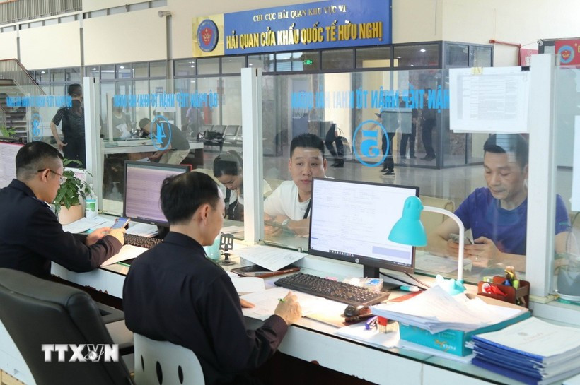 Customs officers at Huu Nghi International Border Gate (Lang Son province) handles procedures for businesses. (Photo: VNA)