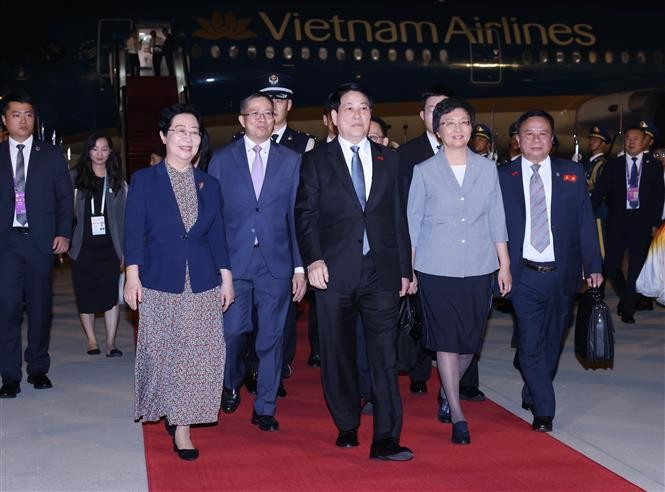 State President Luong Cuong (C) is welcomed at Beijing airport on September 2 evening. (Photo: VNA)