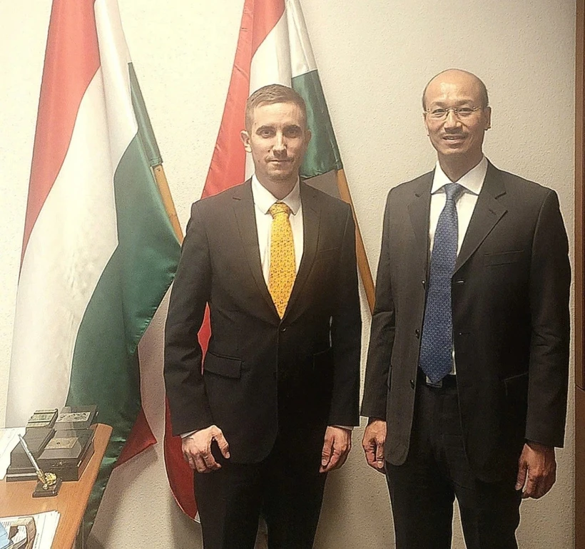 Hungarian Deputy State Secretary for Development of Eastern Relations at the Ministry of Foreign Affairs and Trade Stifter Adam (L) receives Vietnamese Ambassador to Hungary Bui Le Thai. (Photo: VOV)