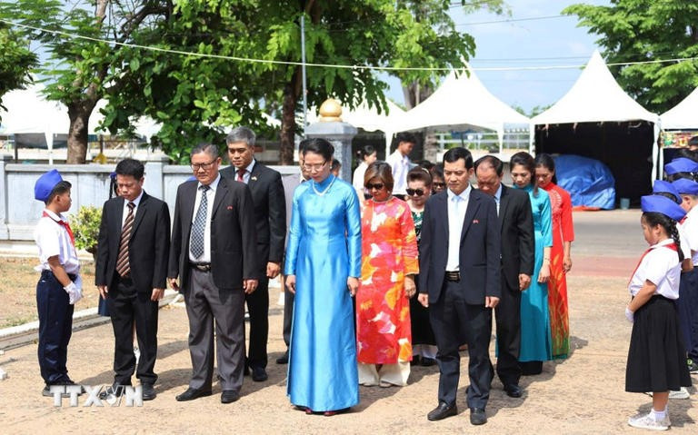 A Vietnamese delegation visits the historical relic site commemorating late President Ho Chi Minh in the Lao province of Savannakhet. (Photo: VNA)