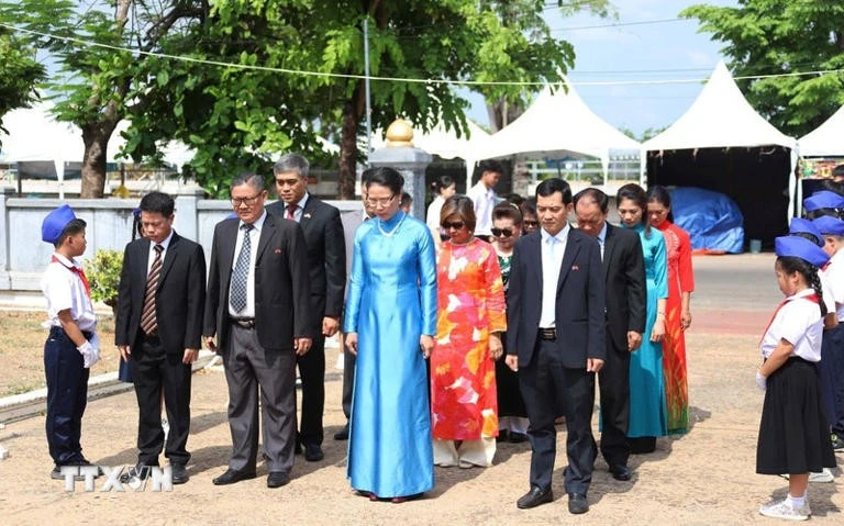 A Vietnamese delegation visits the historical relic site commemorating late President Ho Chi Minh in the Lao province of Savannakhet. (Photo: VNA)