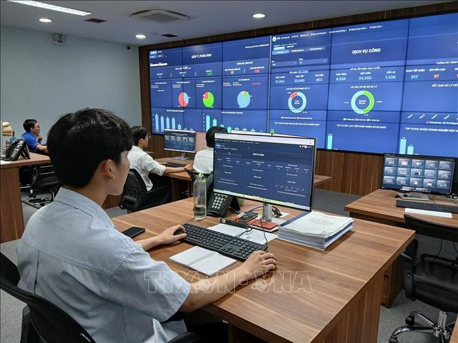 Monitoring of online application submissions and processing progress at the Intelligent Operations Centre (IOC) of Da Nang city. (Photo: VNA)