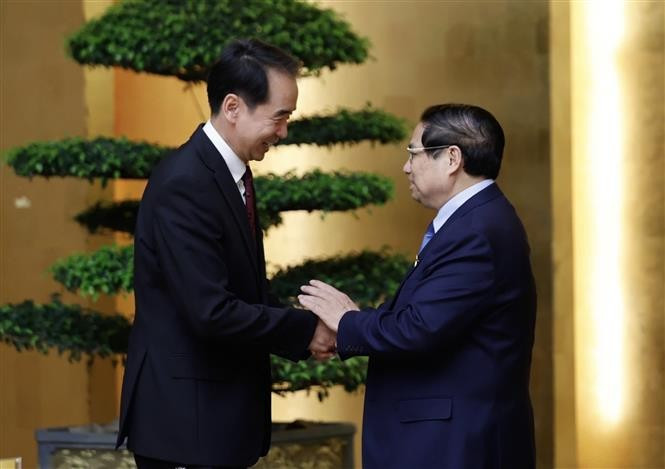PM Pham Minh Chinh (R) and Chinese Ambassador to Vietnam He Wei (Photo: VNA)