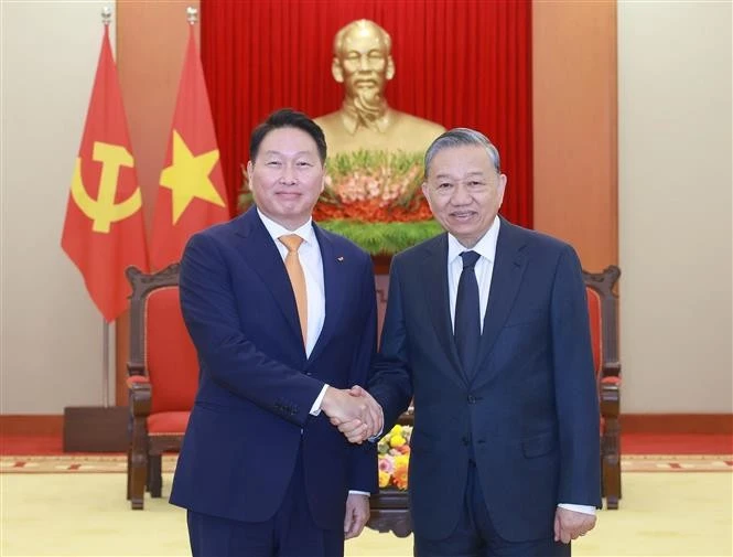 Party General Secretary To Lam (R) and Chairman of the SK Group Chey Tae-won (Photo: VNA)