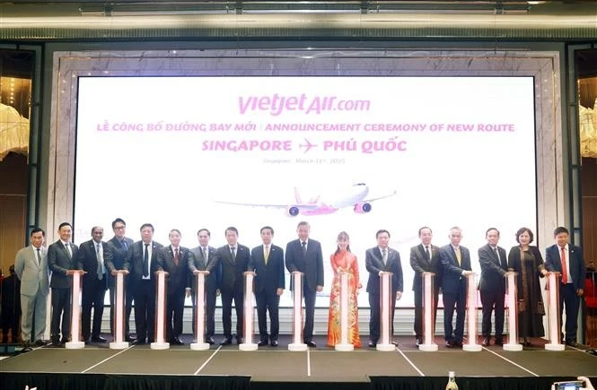 Party General Secretary To Lam (10th from left) and delegates attend the announcement ceremony of Singapore - Phu Quoc direct air route. (Photo: VNA)