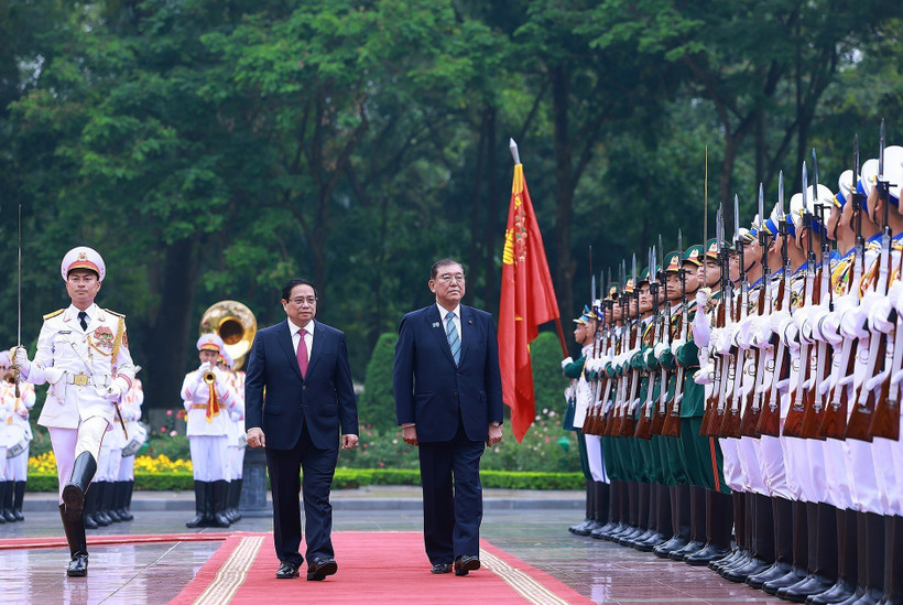 Prime Minister Pham Minh Chinh (L) and his Japanese counterpart Ishiba Shigeru inspect the guard of honour. (Photo: VNA)