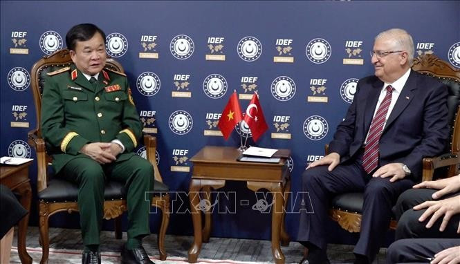 Visiting Deputy Minister of National Defence Sen. Lt. Gen. Hoang Xuan Chien (L) and Turkish Minister of National Defence Yasar Guler during their meeting on July 22.