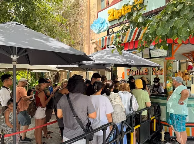 Tourists line up at Vinpearl Nha Trang. (Photo: thanhnien.vn)
