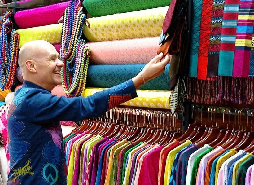 Ambassador of the Netherlands to Vietnam Kees van Baar, in Vietnam's traditional "ao dai", visits Van Phuc silk village in Ha Dong district, Hanoi. (Photo: VNA)