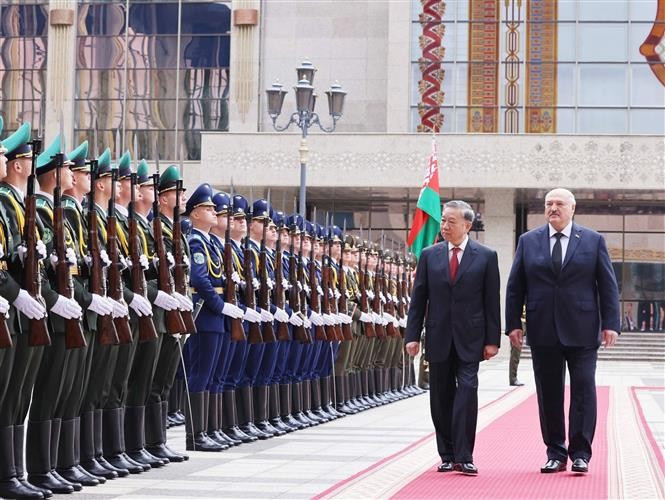 General Secretary of the Communist Party of Vietnam Central Committee To Lam (L) and Belarusian President Aleksandr Lukashenko review the guard of honour at the welcome ceremony in Minsk on May 12. (Photo: VNA)