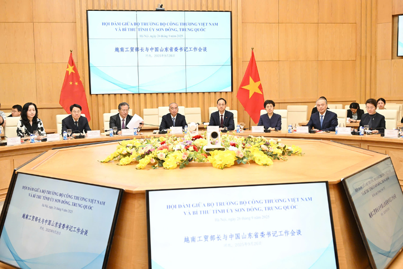 At the talks between Vietnamese Minister of Industry and Trade Nguyen Hong Dien and Secretary of China's Shandong provincial Party Committee Lin Wu. (Photo: VNA)