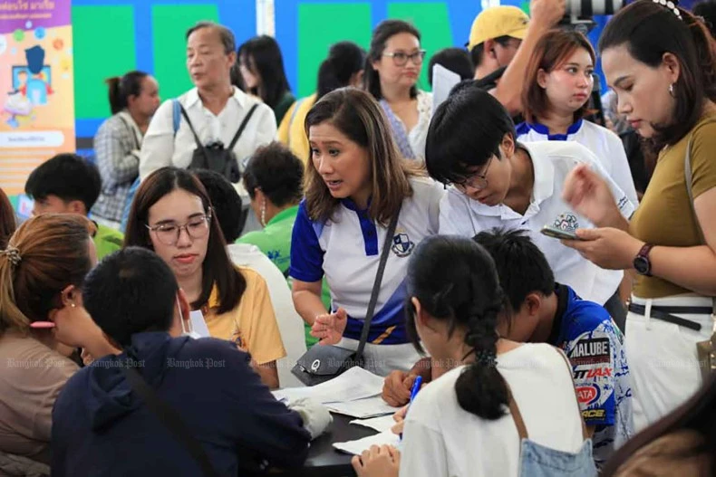 Parents bring their children to the Equitable Education Fund's 'Mobile School' Open House at the Klong Toey slum community in Bangkok in July last year. (Photo: Bangkokpost.com)