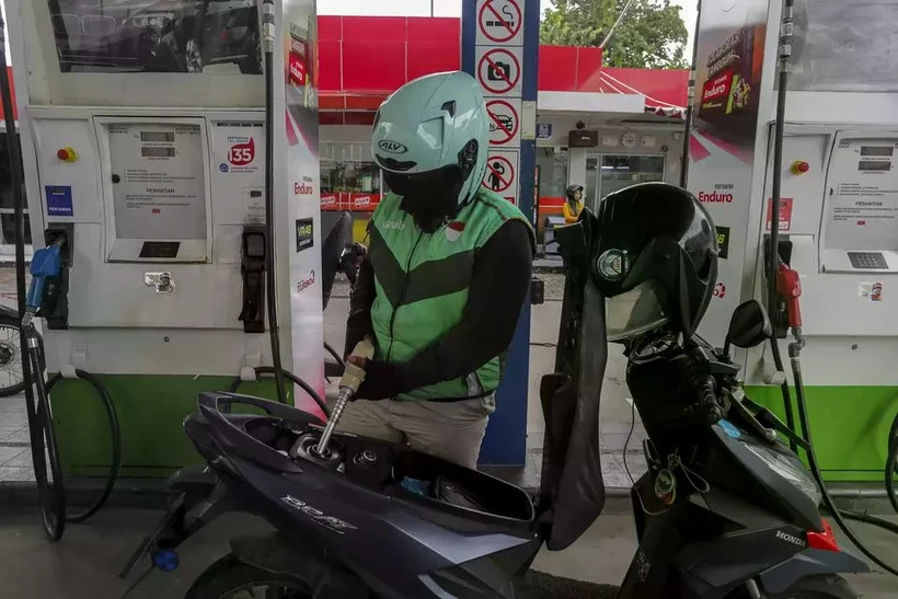 A ride-hailing driver fills up his tank using a subsidised fuel at a gas station in Banten on November 29, 2024. (Photo: Antara/Angga Budhiyanto)