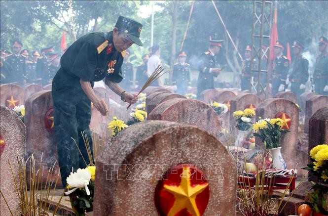 A veteran offers incense at the war martyrs’ cemetery in Nghi Loc district, Nghe An province. (Photo: VNA)