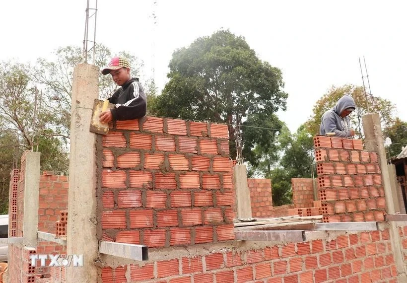 A household in Lia commune, Huong Hoa district, Quang Tri province, receives housing support to build new home (Photo: VNA)